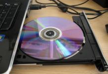 Menghubungkan drive DVD-ROM